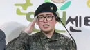 Tentara Korea Selatan Byun Hee-soo memberi hormat saat konferensi pers di Pusat Hak Asasi Manusia Militer di Seoul, Korea Selatan, Rabu (22/1/2020). Militer Korea Selatan memutuskan untuk memberhentikan Byun yang telah mengganti kelamin dengan alasan melanggar peraturan. (YONHAP/AFP)