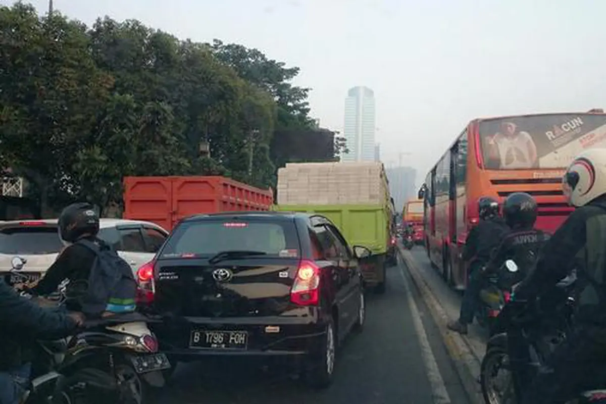 Kepadatan Lalu Lintas Jakarta Pagi Ini Diwarnai Kecelakaan