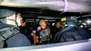 Pelaku penyenderaan Alchie Paray dibawa dengan mobil polisi usai ditangkap di V-Mall, Manila, Filipina, Senin (2/3/2020). Paray sempat menembak salah satu penjaga mal yang kemudian dilarikan ke rumah sakit di Manila. (AP Photo/Gerard Carreon)