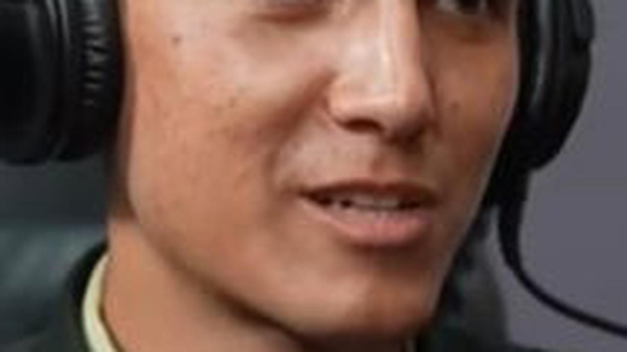 "Pasti dibantu sama teman, saya juga sering tanya ke teman saya 'Suh, ini artinya apa? Kalau ini gimana?'. Masih bertanya terus," ujar Enzo.