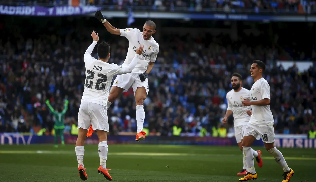 Pemain Real Madrid, Pepe merayakan gol bersama rekan-rekannya saat Real Madrid Melawan Celta de Vigo pada lanjutan La Liga Spanyol di Stadion Santiago Bernabeu , Madrid, Sabtu (5/3/2016).  (REUTERS/Susana Vera)