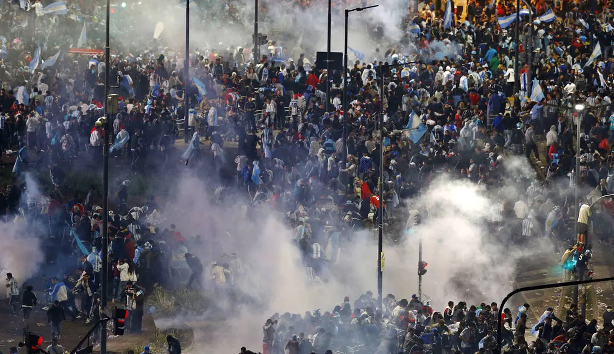 Usai menyaksikan kekalahan Argentina di laga puncak Piala Dunia 2014, ribuan suporter tim tango mengamuk di Buenos Aires, (14/7/2014). (REUTERS/Ivan Alvarado)