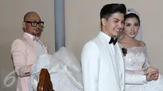 Chelsea Olivia dan Glenn Alinskie saat melakukan pemberkatan pernikahan di Gereja Katedral, Jakarta, Kamis (1/10/2015). Rencananya Chelsea dan Glenn akan melangsungkan resepsi pernikahan pada 3 Oktober 2015 di Hotel Mulia. (Liputan6.com/Herman Zakharia)
