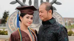 Sang anak resmi lulus dari salah satu universitas bergengsi di Amerika Serikat, kebahagiaan terpancar jelas di wajah ayah Yoriko Angeline. Selain bangga karena sang anak bisa lulus tepat waktu meski sibuk syuting, ayah Yoriko juga patut berbangga karena Yoriko berhasil lulus dengan predikat Summa Cum Laude setelaah 3 tahun menempuh pendidikannya, 2 tahun di Indonesia dan 1 tahun di AS. (Liputan6.com/IG/@yorikooangln_)
