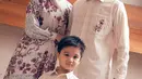 Tahun ini, RiaMiranda meluncurkan koleksi baju Lebaran bertajuk Selayar yang salah satunya terdiri dari koleksi sarimbit untuk tampil kembaran bersama keluarga. Koleksi anak-anak dihadirkan dalam palet warna-warna cerah yang segar dan detail sederhana. [@inforiamiranda]