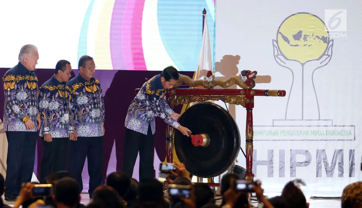 Presiden Jokowi memukul gong saat pembukaan Sidang Dewan Pleno II dan Rapimnas HIPMI di Tangerang, Banten, Rabu (7/3). Rapimnas mengusung tema 'Redistribusi Ekonomi dan Peran Pengusaha Muda dalam Memperkokoh Daya Saing Bangsa'. (Liputan6.com/Angga Yuniar)