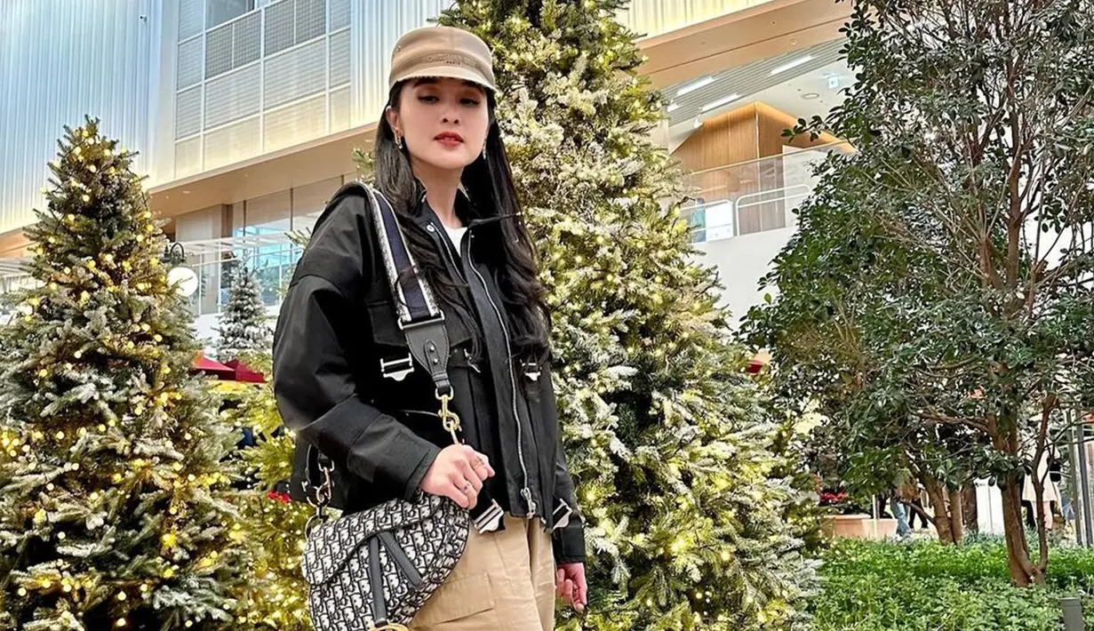Tahun ini tampaknya akan menjadi hari Natal spesial bagi Sandra Dewi. Pasalnya, ia menghias isi rumahnya dengan pohon Natal yang ia datangkan langsung dari Amerika Serikat. Dalam keterangan Instagram, ibu dua anak itu mengungkapkan rasa bahagianya bisa mendapatkan pohon nobilis fir asli. (Liputan6.com/IG/@sandradewi88)