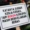 Aktivis dari Indonesia Corruption Watch (ICW) melakukan aksi di depan Gedung Merah Putih Komisi Pemberantasan Korupsi (KPK), Jakarta, Selasa (28/6/2022). ICW mengingatkan KPK untuk serius menangani kasus buronnya tersangka korupsi, Harun Masiku. (Liputan6.com/Helmi Fithriansyah)