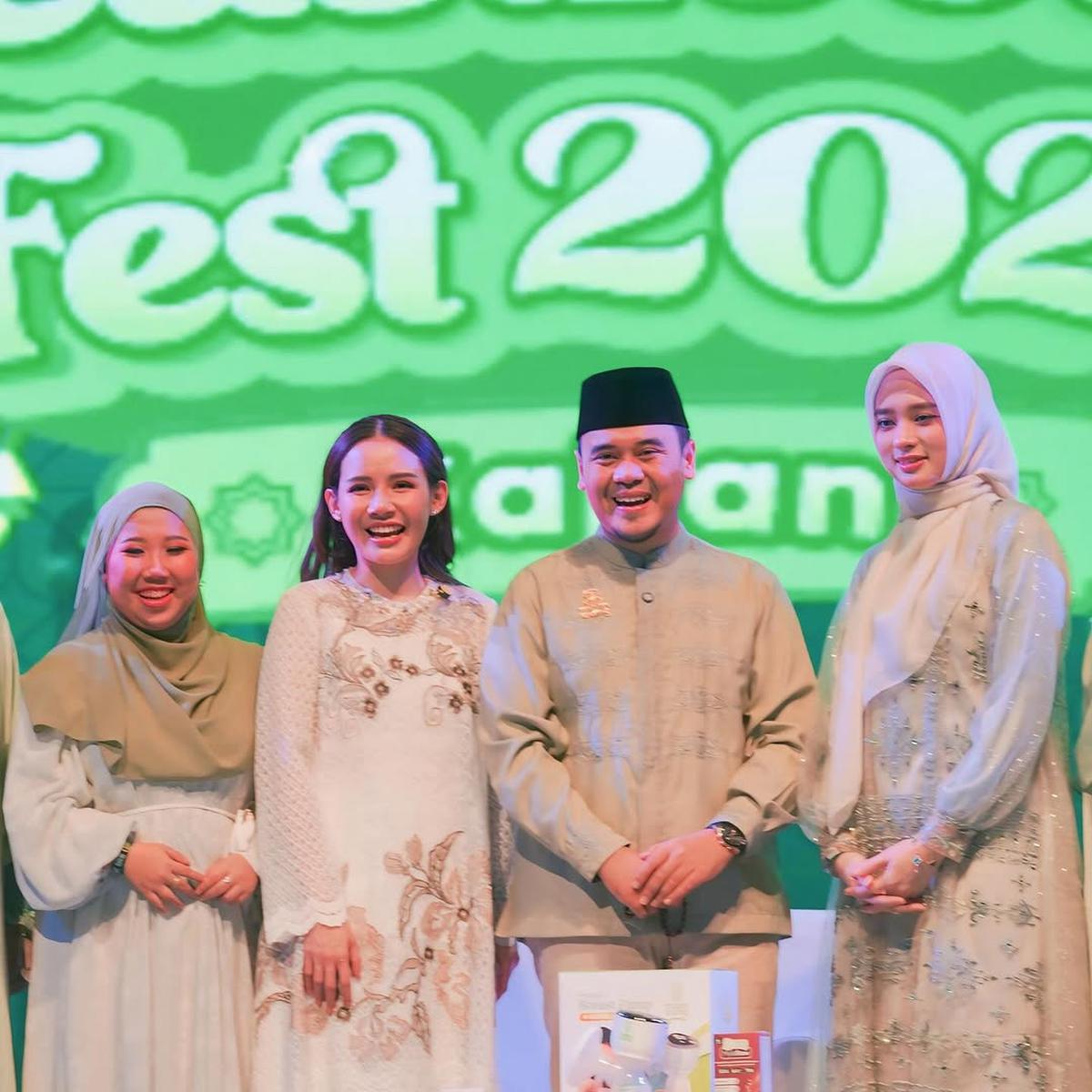 5 Potret Kiky Saputri Tampil Berhijab saat Hadiri Acara Kajian, Penampilannya Curi Perhatian