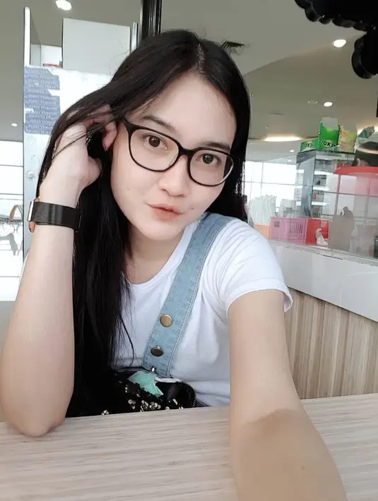Meski telah menjadi penyanyi dangdut terkenal, Nella Kharisma tetap tampil sederhana tiap harinya. Nella bahkan tetap percaya diri tampil tanpa makeup dipermanis dengan kacamata andalannya. (Liputan6.com/IG/@nellakharisma)