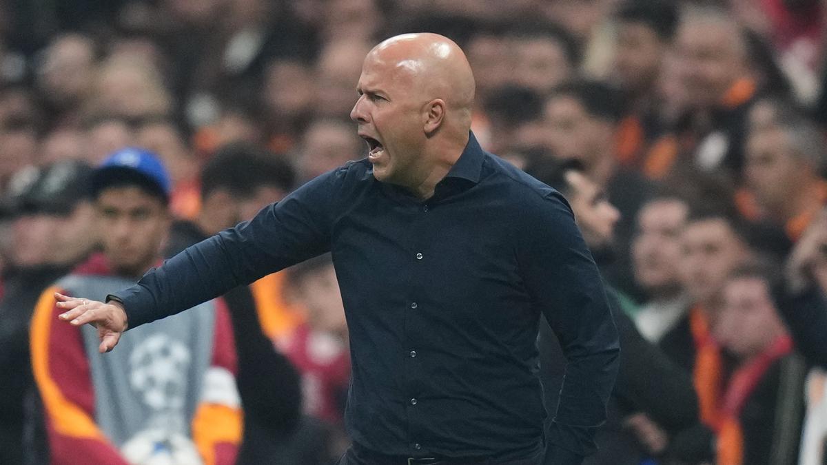 Arne Slot Tak Panik Meski Liverpool Kalah dari Chelsea