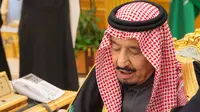 Raja Arab Saudi, Salman bin Abdulaziz menandatangi dokumen pertujuan anggaran nasional di Riyadh. (AFP Photo)