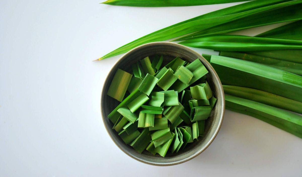 <b>3. Taruh Irisan Daun di Sisi Meja</b>