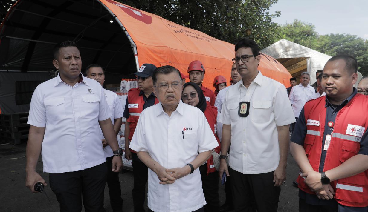 Ketua Palang Merah Indonesia (PMI), Jusuf Kalla saat meninjau gudang logistik PMI di Pangkalan Udara (Lanud) Halim Perdanakusuma, Jakarta, Senin (1/12/2025). (ADE/Staff Media JK)