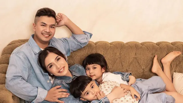 Chelsea Olivia dan keluarga. (Foto: Dok. Instagram @chelseaoliviaa)