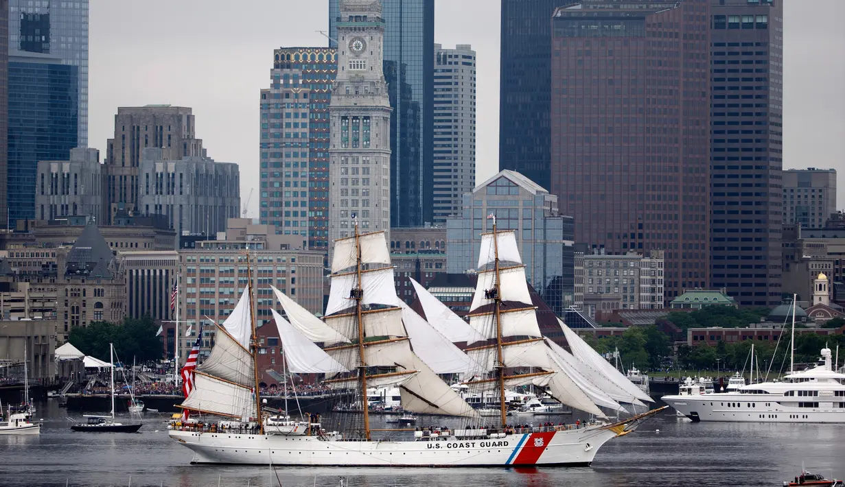 Penampakan dari kapal Pelaut Penjaga Pantai AS saat mengikuti Parade Sail di Boston, AS (17/6). Lebih dari 50 kapal layar dari seluruh dunia berkumpul di pelabuhan Boston untuk mengikuti ajang maritim ini. (AP Photo / Michael Dwyer)