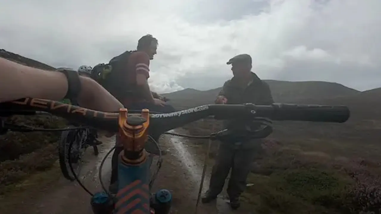 Raja Charless III naik gunung sendirian bikin kaget pesepeda di Inggris. (Mctrail Rider/YouTube Screen Grab)