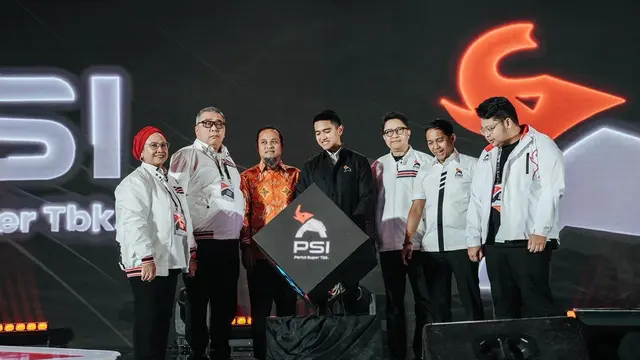 Raja Juli Antoni dan Kaesang Pangarep bersama kader PSI lain di Rakernas