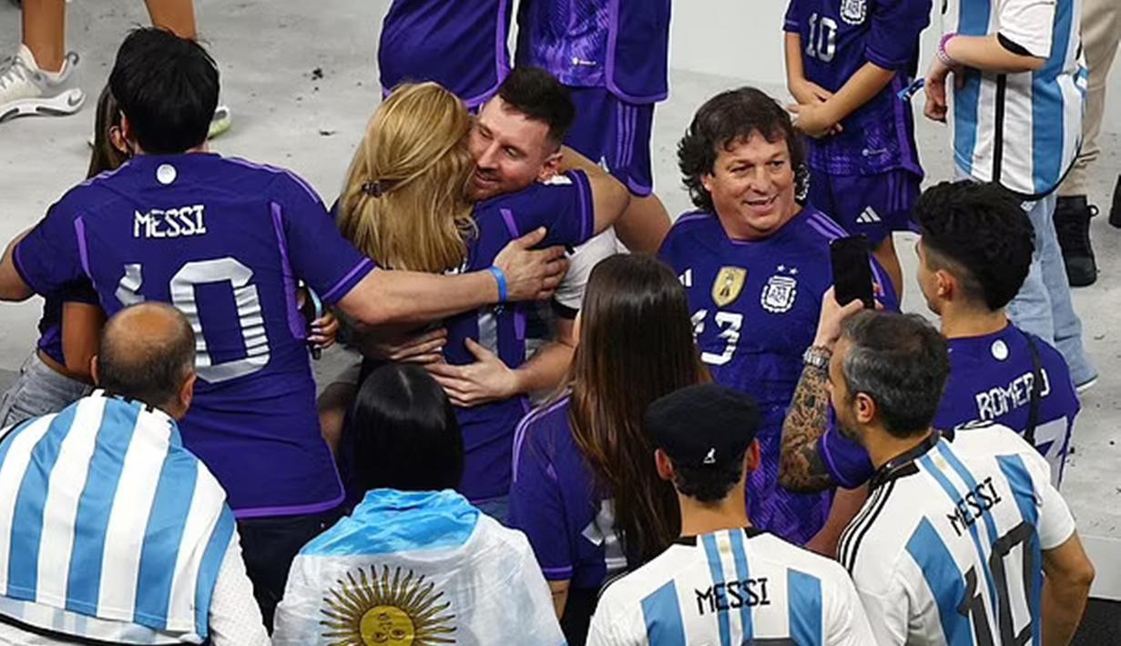 Seperti inilah momen haru bahagia saat Lionel Messi mendapatkan pelukan erat dari sang ibunda, Celia Cuccittini. Celia tampak turun ke lapangan untuk memeluk hangat sang putra yang berhasil memenangkan Piala Dunia 2022 bersama timnas Argentina. (Sumber: Daily Mail)