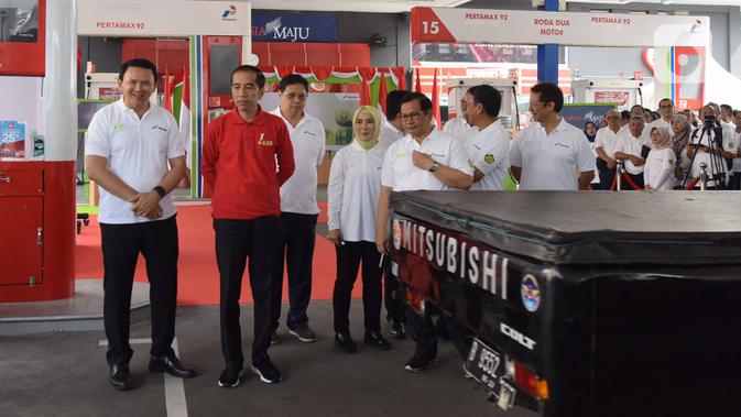 Presiden Joko Widodo (kedua kiri) didampingi Komut Pertamina Basuki Tjahaja Purnama (kiri) meresmikan Implementasi Program Biodiesel 30 persen (B30) di SPBU MT Haryono, Jakarta, Senin (23/12/2019). Jokowi menargetkan implementasi program B40 pada 2020 dan B50 pada 2021. (Liputan6.com/Angga Yuniar)