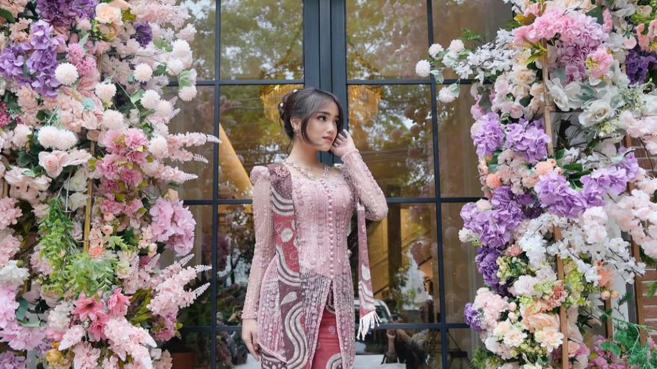 Model Rok Kebaya Modern ala Fuji, Tren Baru yang Wajib Dicoba!