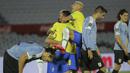 Pemain Brasil merayakan gol yang dicetak Arthur Melo ke gawang Uruguay pada laga lanjutan kualifikasi Piala Dunia zona CONMEBOL di Estadio Centenario, Rabu (18/11/2020) pagi WIB. Brasil menang 2-0 atas Uruguay. (AFP/Raul Martinez/pool)