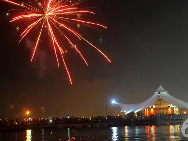 Suasana kemeriahan malam pergantian tahun di Ancol, Jakarta, Kamis (1/1/2015). (Liputan6.com/Faisal R Syam)