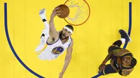 Pemain Golden State Warriors, JaVale McGee, saat pertandingan melawan Cleveland Cavaliers dalam Final NBA gim pertama di Oracle Arena, Oakland, California, AS, 1 Juni 2017.( EPA/John G. Mabanglo)