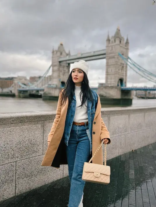 Tampilan serba denim juga menarik dipadu turtleneck putih dan long coat nude.