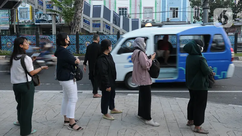 Budaya Tertib Antre Para Pengguna Mikrotrans JakLingko