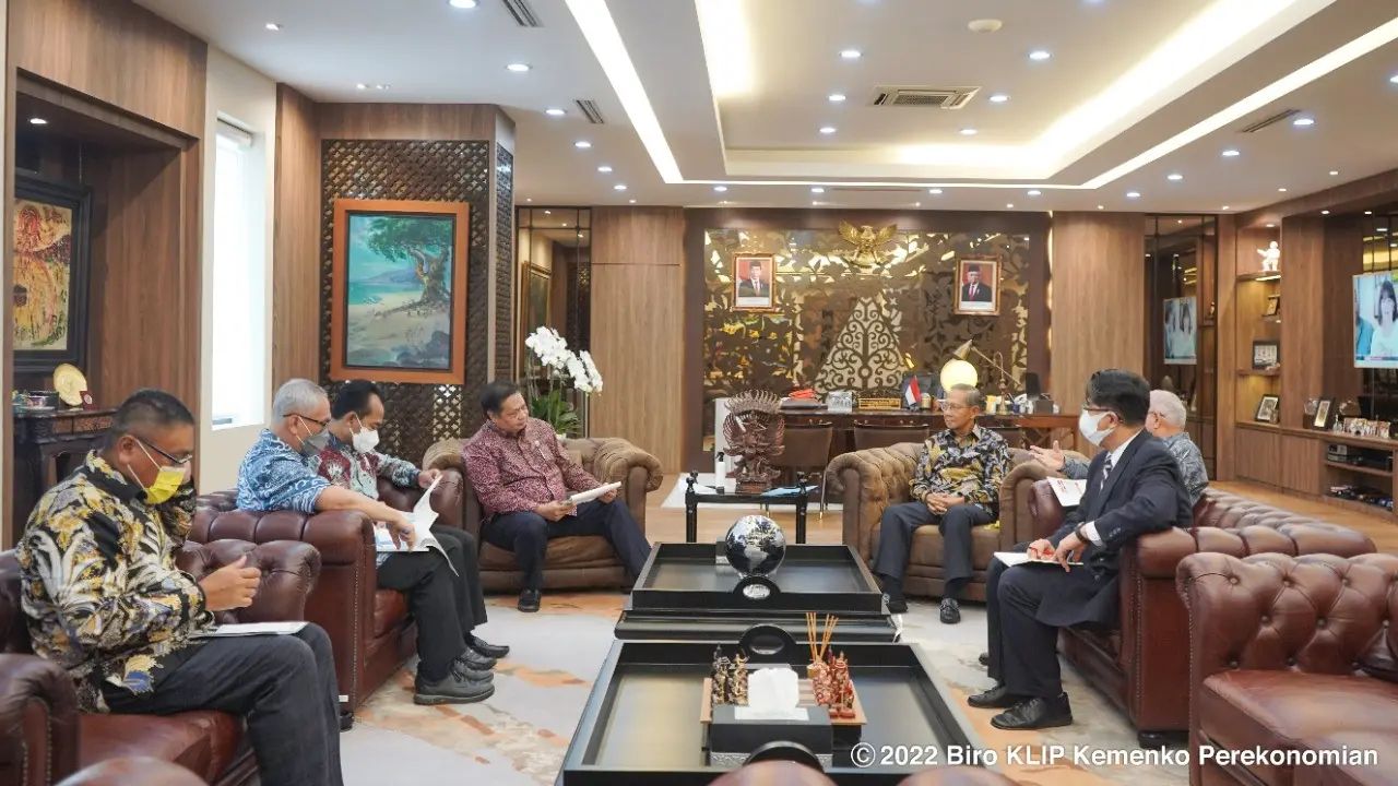 Menko Perekonomian Airlangga Hartarto menerima kunjungan Member of Board of Directors Japan Overseas Infrastructure Investment Corporation for Transport and Urban Development (JOIN) Takuma Hatano, Kamis (21/7/2022). (Dok ekon.go.id)