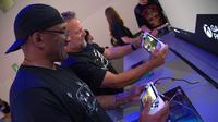 Aktor ternama dari GTA V, Ned Luke dan Shawn Fonteno, bermain game pakai ROG Xbox Ally di Gamescom 2025. (Doc: Asus)