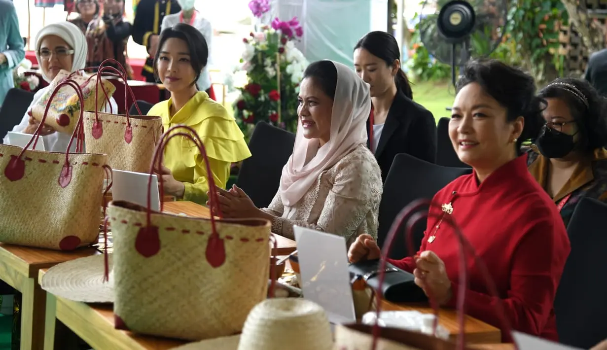 Ibu Iriana Joko Widodo melakukan pertemuan dengan para pendamping pemimpin negara-negara G20 dan lembaga internasional sebagai bagian dari rangkaian kegiatan Konferensi Tingkat Tinggi (KTT) G20 di Sofitel Bali Nusa Dua Beach Resort, pada Selasa, 15 November 2022. (Foto: Lukas - Biro Pers Sekretariat Presiden)