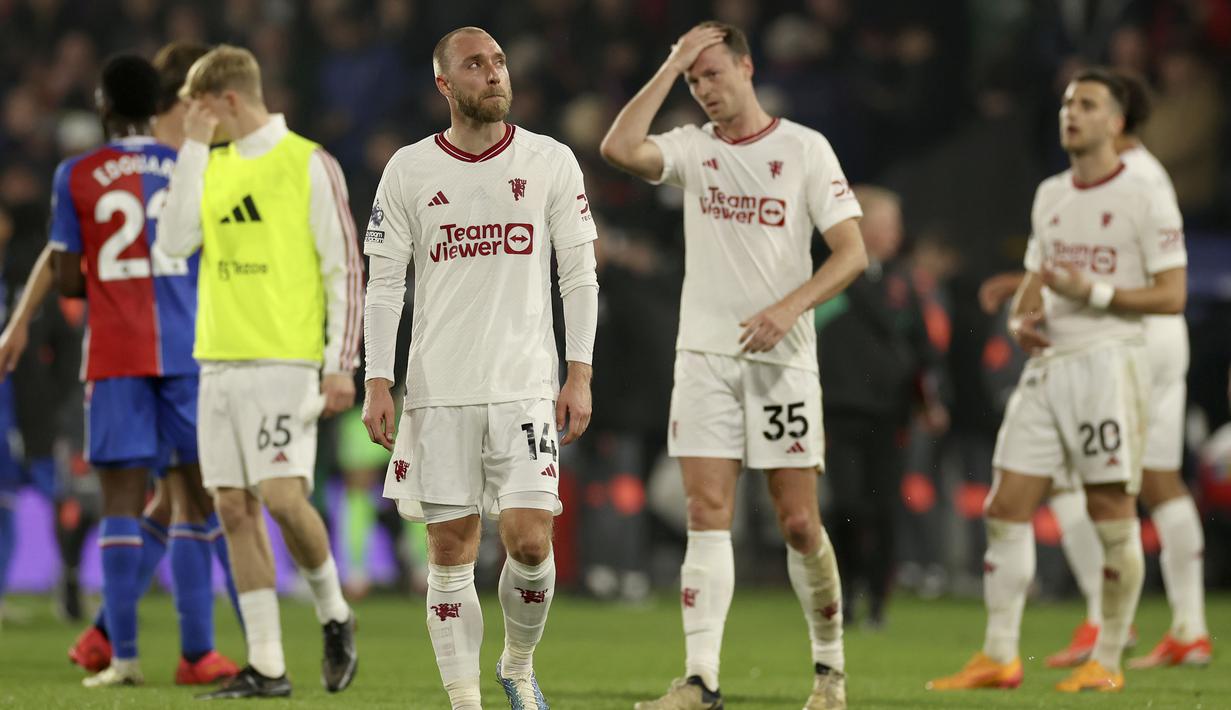Kekalahan memalukan Manchester United 0-4 dari tuan rumah Crystal Palace pada laga pekan ke-36 Liga Inggris 2023/2024 (6/5/2024) menyisakan 5 rekor buruk bagi Setan Merah. Apa saja? Simak uraiannya berikut ini. (AP Photo/Ian Walton)