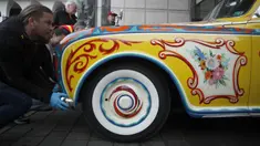 Rolls-Royce limusin touring Phantom V milik John Lennon dimasukan untuk ditampilkan di Museum Royal BC di Victoria, British Columbia (27/1/2020). John Lennon membeli Rollsmobil ini Desember 1964, dan Juni 1965, John Lennon baru menerima mobil tersebut. (Chad Hipolito/The Canadian Press via AP)