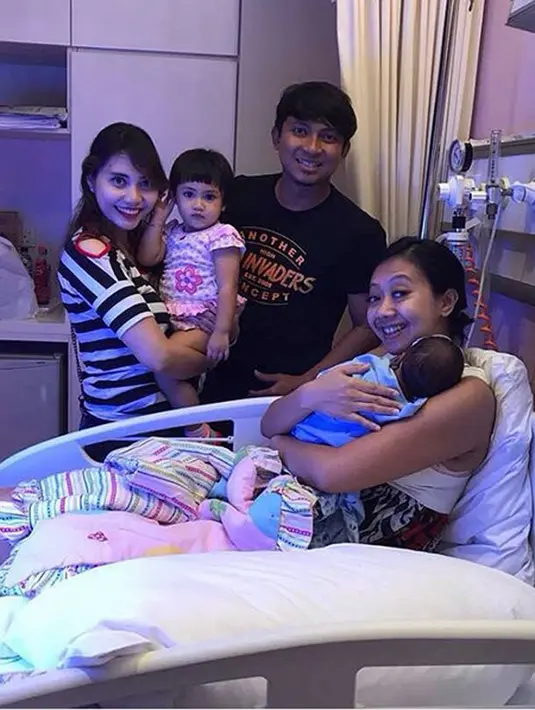 Kabar itu terlihat dari video yang diunggah oleh presenter dan pemeran itu dalam akun Instagram. Putra Asri harus menjalani penyinaran lantaran bilirubin-nya cukup tinggi. (Instagram/asri_welas)