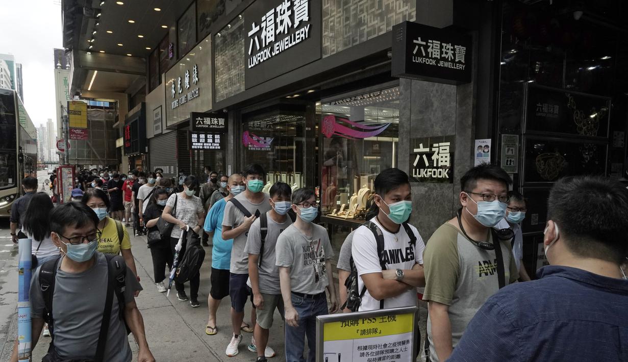 Penggemar game mengantre ikut pre-order game konsol Sony's PlayStation 5 (PS5) di toko retail Hong Kong, Jumat, (18/9/2020). Gamers di Hong Kong bisa akan mendapatkan PS 5 yang dipesan pada 17 September dan akan dijual secara umum 19 November. (AP Photo/Kin Cheung)