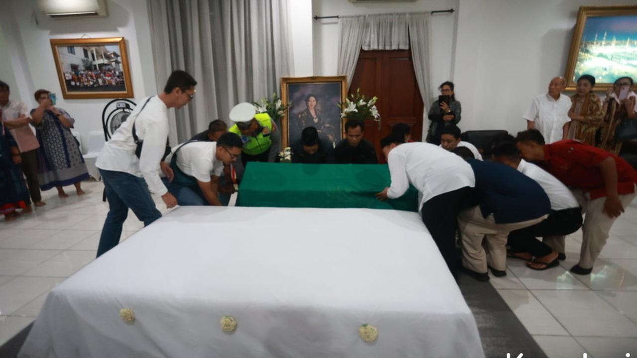 Potret Kedatangan Jenazah Mendiang Titiek Puspa di Rumah Duka, Disambut Isak Tangis Keluarga