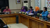 Kepala Sekolah SMA N 1 Semarang Endang Suyatmi (kerudung ungu) ditemani Kepala Dinas Pendidikan dan Kebudayaan Provinsi Jawa Tengah saat memberi penjelasan terkait kasus Anin. (foto: Liputan6.com / edhie prayitno ige)