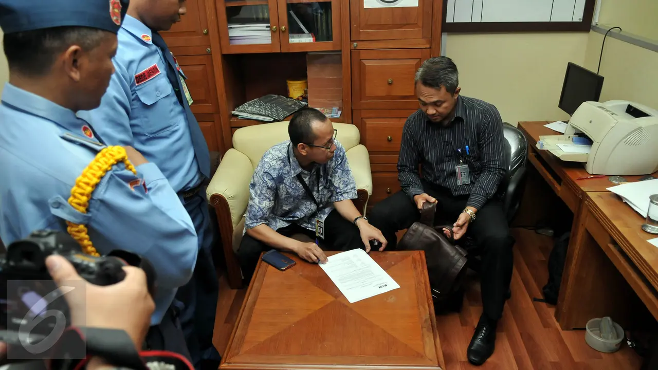 20151021-KPK Segel dan Bawa Sekoper Bukti dari Ruangan Dewie Limpo di DPR-Jakarta