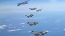 Pesawat pengebom B-52 AS, C-17, dan F-35 Angkatan Udara Korea Selatan terbang di atas Semenanjung Korea selama latihan udara bersama di Korea Selatan, 20 Desember 2022. Latihan tersebut digelar usai saudara perempuan Kim Jong Un mencemooh keraguan militer Korea Utara dan mengancam akan melakukan uji coba rudal balistik antarbenua jarak penuh. (South Korean Defense Ministry via AP)