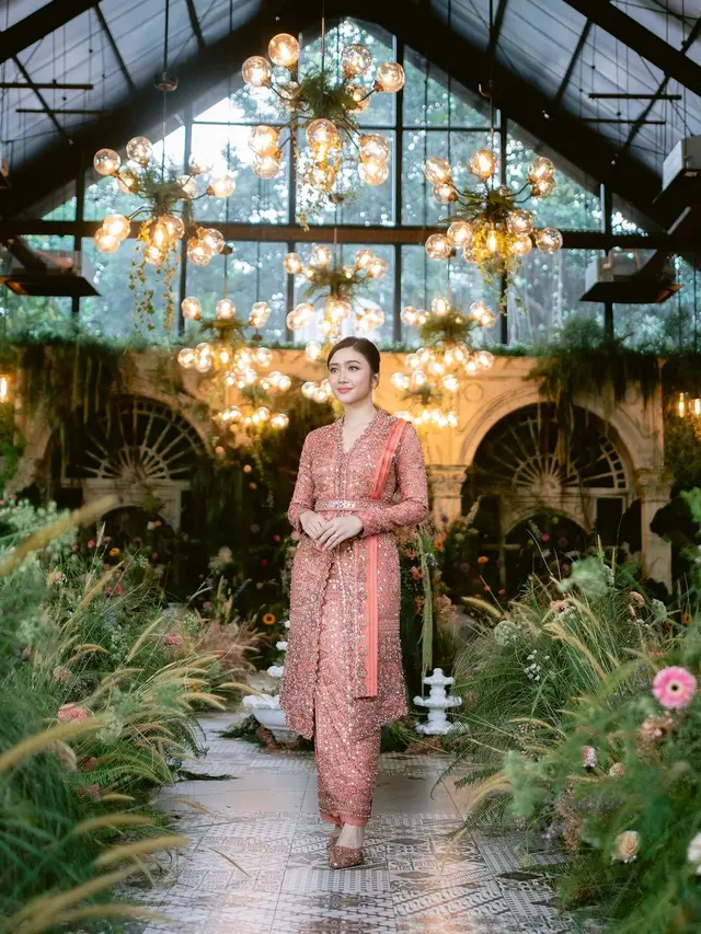 5 Inspirasi Kebaya Modern dari Artis yang Lamaran di 2024, Terbaru Febby Rastanty