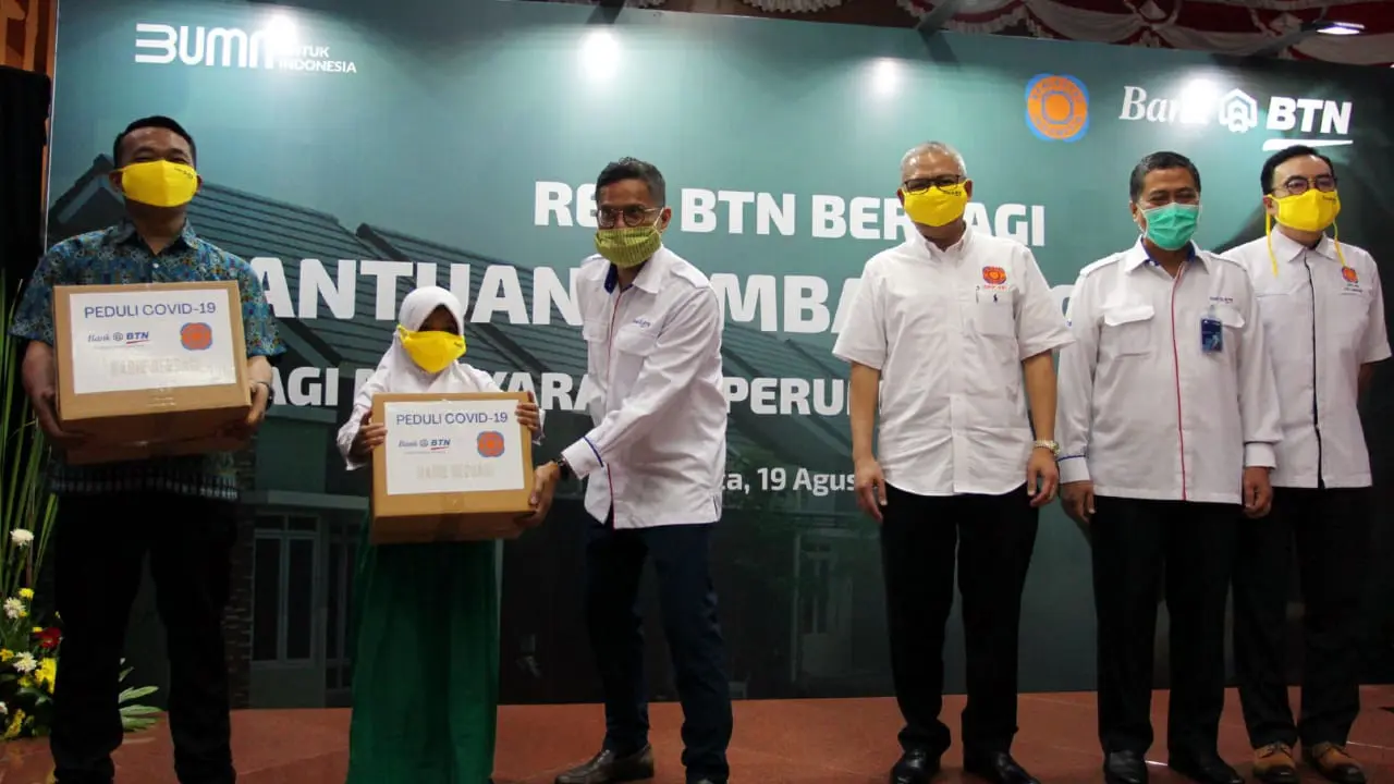BTN bersama Persatuan Perusahaan Realestat Indonesia (REI) menyalurkan bantuan bagi masyarakat yang terdampak pandemi corona virus disease (COVID-19)