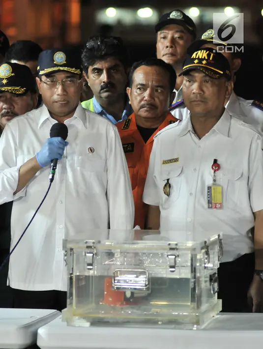 Menhub Budi Karya (kiri) memberi keterangan penemuan Black Box Lion Air JT 610 di posko evakuasi JICT 2, Tanjung Priok, Jakarta, Kamis (1/11).  Benda bewarna oranye tersebut diduga kuat merupakan FDR Black Box Lion Air. (Merdeka.com/Iqbal S. Nugroho)