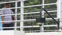 Closed Circuit Television (CCTV) terpasang di jembatan penyeberangan orang, Jalan Otista, Jakarta, Kamis (14/9). Dengan adanya pemantauan arus melalui CCTV ini, petugas akan lebih mudah melakukan sanksi bagi pengendara. (Liputan6.com/Immanuel Antonius)