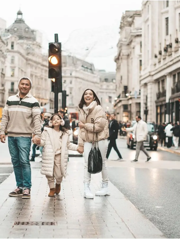 Gading Marten dan Gisella Anastasia temani Gempi liburan ke London (Foto: Instagram @gadiiing)