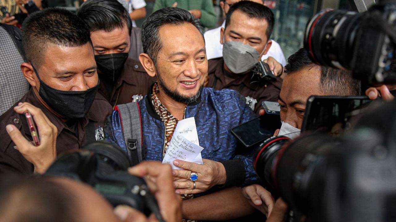 Sebelum menetapkan tersangka, tim penyidik KPK memeriksa Kamariah, ibu mertua Andhi Pramono pada Kamis (8/6). Pemeriksaan dilakukan di Polresta Barelang, Sudirman Nomor 4, Sukajadi, Kecamatan Batam Kota, Kota Batam, Kepulauan Riau.
