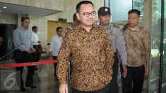 Menteri ESDM Sudirman Said berjalan keluar Gedung KPK, Jakarta, Selasa (24/5). Sudirman Said diundang KPK untuk meningkatkan koordinasi antara kedua lembaga tersebut. (Liputan6.com/Helmi Afandi)