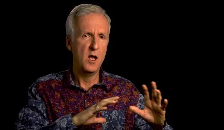 James Cameron, sutradara Terminator 1 dan 2, mendiskusikan banyak hal soal Terminator Genisys sambil mengenakan kemeja batik.