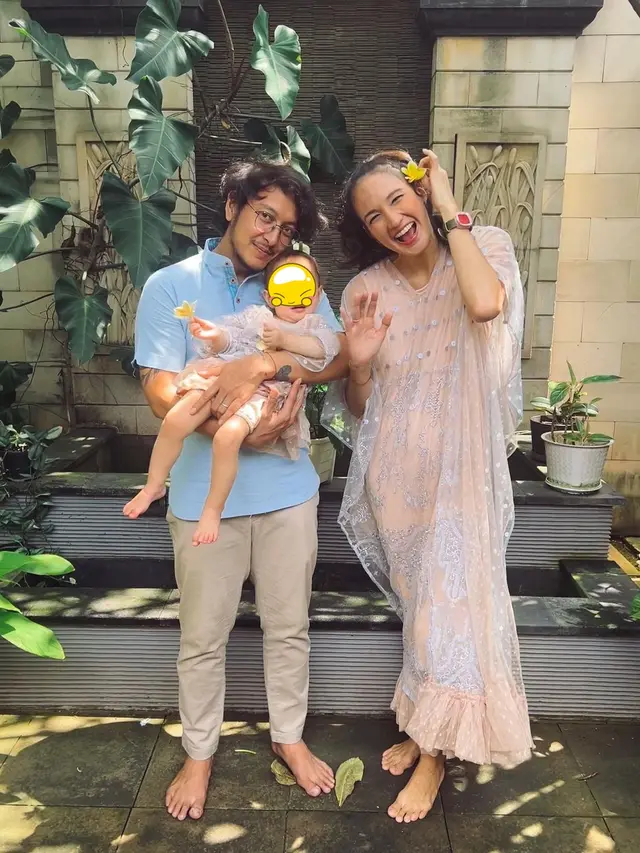 6 Potret Nadine Chandrawinata Umumkan Hamil Anak Kedua di Anniversary Pernikahan
